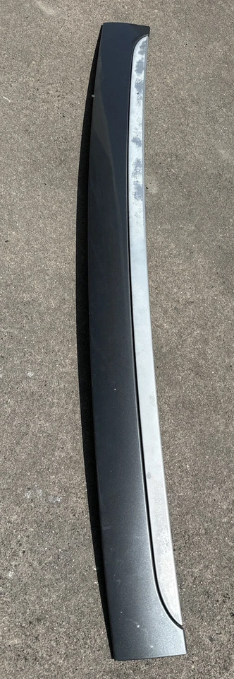 Painel de moldagem Porsche Cayenne Liftgate cinza 2003-2006 - Imagem 1 de 4