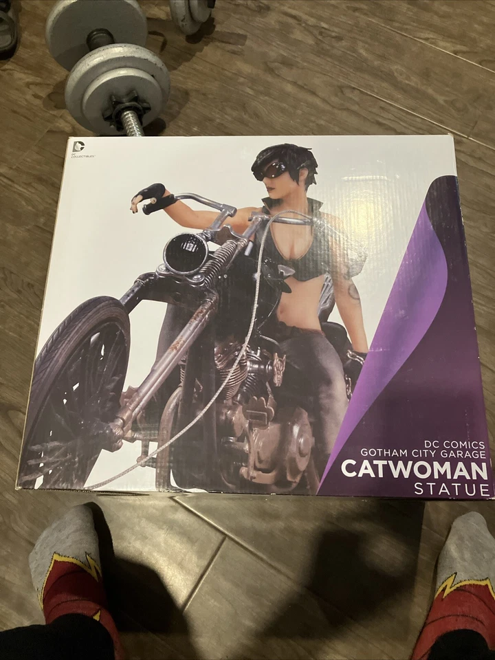 DC Comics Gotham City Garage Catwoman Statue 314167