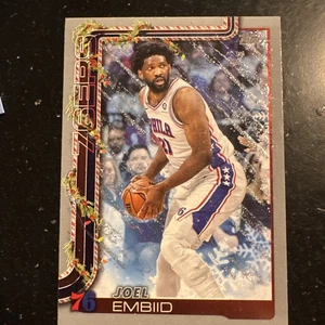 Baloncesto navideño Topps 2025-26 Joel Embiid brillo Philadelphia 76ers #H18 - Imagen 1 de 2