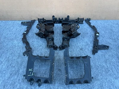 JUEGO DE MONTAJE DE SOPORTE DE MONTAJE DE PARACHOQUES TRASERO IZQUIERDO Y DERECHO FORD MUSTANG GT 2015-2023 OEM Foto 1 de 4