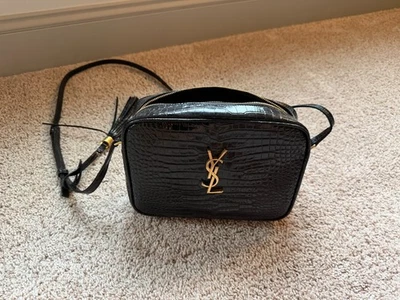 Saint Laurent Auténtico 2021 Mediano Monograma Ebossed Lou Bolso para Cámara Foto 1 de 4