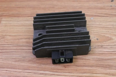 Yamaha YZF R6 2004 regulador de voltaje Foto 1 de 4