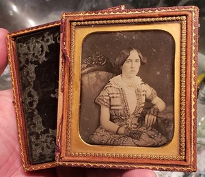 Schöne sechste Platte Daguerreotypie einer jungen Frau in Kostüm und Stuhl - Bild 1 von 1