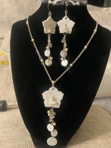 Set collana e orecchini firmati Avon conchiglia intagliata 18" - Foto 1 di 16