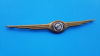 01 02 03 04 CHRYSLER TOWN & COUNTRY PARRILLA DELANTERA EMBLEMA INSIGNIA ORO USADO FABRICANTE DE EQUIPOS ORIGINALES B21 Foto 1 de 4