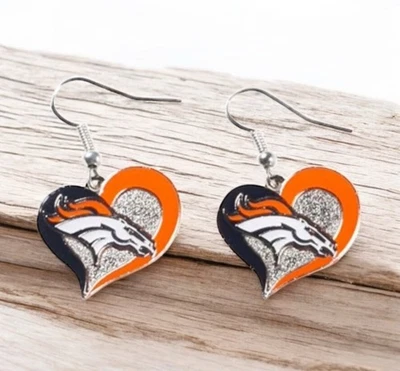 Denver Broncos Corazón Pendientes Pendientes Equipo de Fútbol Fan Regalo Cuelga Logo Mercancía Foto 1 de 2