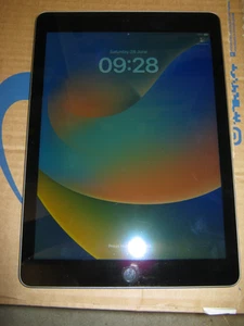 Apple iPad 5th Gen A1822 32GB, Wi-Fi , 9.7in - 2017 Model - Space Grey - Picture 1 of 7