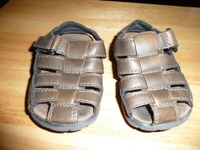 非常可爱的小男孩凉鞋 6 码智能合身棕色 — 第 1/2 张图片