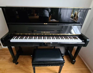 Yamaha u1 klavier schwarz mit höhenverstellbarem Andexinger Klavierhocker - Bild 1 von 10