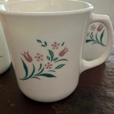 Juego de cuatro tazas florales blancas, rosas y verdes Corningware Foto 1 de 4