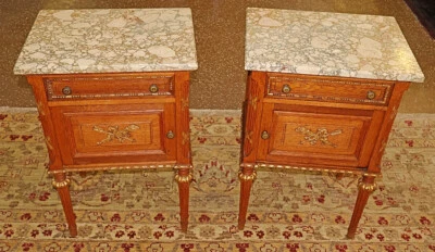 Mesitas de noche francesas de mármol de roble estilo Luis XVI de principios del siglo XX Foto 1 de 4