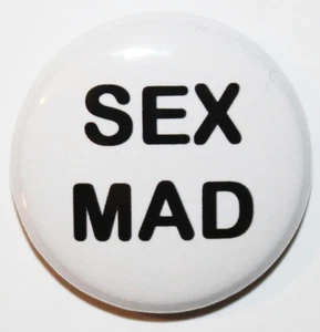 1" (25mm) 'SEX MAD' Button Badge Pin - Adult 18+ - High Quality - MADE IN UK - Foto 1 di 2