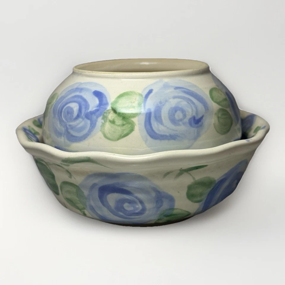 Cuenco festoneado de cerámica azul y crema y jarrón a juego estilo Mackenzie Childs Foto 1 de 4