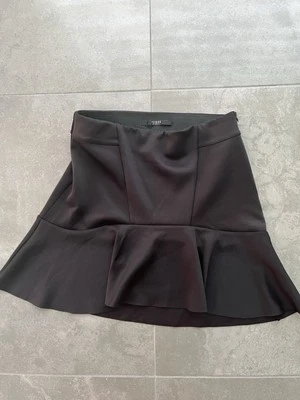 GUESS Mini Rock schwarz S 36 Stretch wie NEU  - Bild 1 von 3