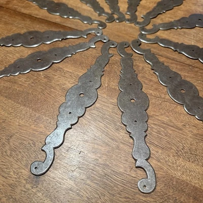 "LOTE 12 escudos de metal pátina tono plata oscuro agujero central redondo 8 3/8""" Foto 1 de 4