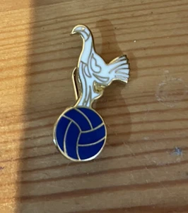 TOTTENHAM - COCKEREL & BALL - WHITE BLUE - RARE VINTAGE ENAMEL BADGE/PIN - SPURS - Picture 1 of 2