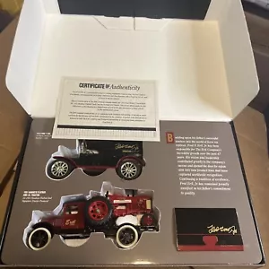 Juego de camiones Ertl Signature Edition 1931 Hawkeye plataforma plana - 1930 Ford T Van + Farmall - Imagen 1 de 10