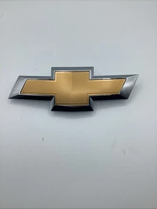 Insignia emblema pajarita parrilla delantera Chevrolet Traverse 2018-2021 OEM 23165730 - Imagen 1 de 6