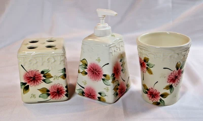 Juego de 3 piezas de baño de cerámica floral marfil y rosa en relieve “Rite of Spring” Foto 1 de 4