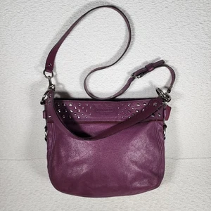 Bolso hobo Coach Zoe de cuero morado con detalles tachonados - Imagen 1 de 20