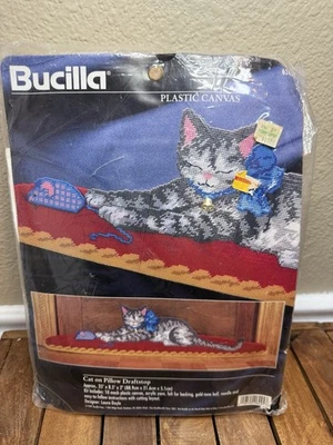 NUEVO EN PAQUETE 1997 BUCILLA ~ GATO EN ALMOHADA TOPE DE TIRO ~ KIT 35" X 8,5" X 2" Foto 1 de 2