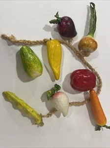 8 mexikanische hängende Pappmaché Kunstgemüse auf 32" geflochtenem Seil - Bild 1 von 6
