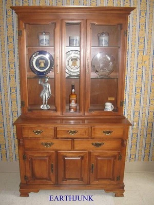 Corona de arce Tell City Hard Rock burbuja y vidrio plano completo 44" China Hutch Foto 1 de 4