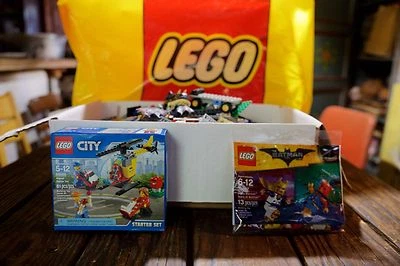 LEGO 9 libras piezas surtidas más nuevo juego de inicio Lego City y 2 figuras de Batman Foto 1 de 4