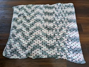 Handgefertigte gehäkelte Babydecke rosa, weiß, grau - Bild 1 von 9