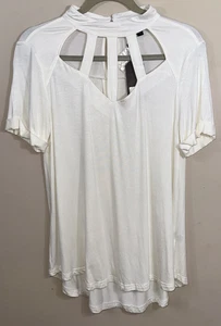 Blusa Very J Top para mujer blanca tejida líquida dobladillo alto liso con recortes en el pecho - Imagen 1 de 8
