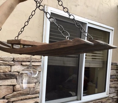 Estante colgante de vidrio para vajilla hecho de vástagos de barril de vino de roble Foto 1 de 3