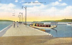 Motor Launch City Dock Munising Michigan 1949 linen postcard - Picture 1 of 2