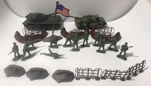 Lot Of Army Men (12) And Accessories 2 Tanks Barricades Fences Flag - Picture 1 of 12