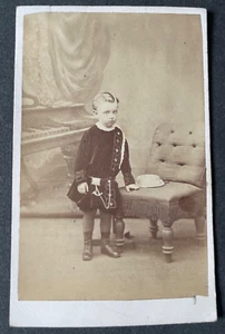 POST MORTEM STEHENDER JUNGE CDV um 1870 FOTOGRAFIE VON T. ECKLEY LYTHAM - Bild 1 von 9