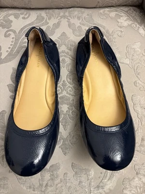 Zapatos planos de ballet Cole Haan Manhattan punta redonda lazo azul 8 B charol Foto 1 de 4