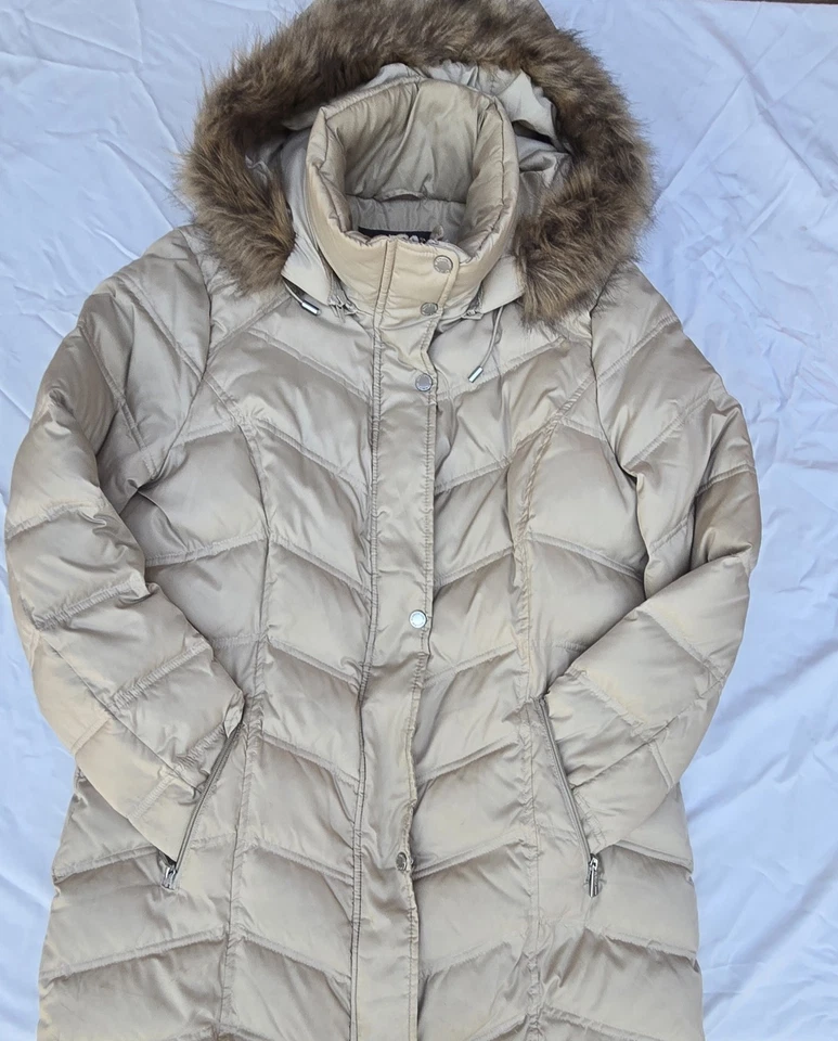 Abrigo largo de invierno acolchado Kenneth Cole Reaction para mujer con capucha de piel sintética L/G Foto 1 de 4