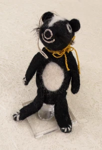 NEU WILD WOOLIES 100% gefilzte Naturwolle FAIR TRADE STINKTIER PUPPE ORNAMENT - Bild 1 von 2