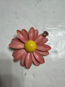 Broche prendedor vintage blanco rosa amarillo rojo negro esmalte margarita ladybug tono dorado - Imagen 1 de 11