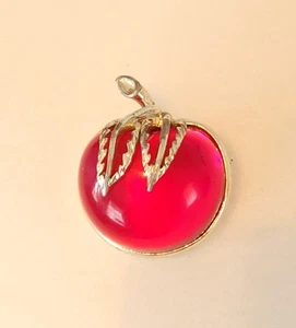 Vtg SARAH COVENTRY dark pink Lucite Jelly Belly Gold Tone Apple Brooch Pin - Picture 1 of 9