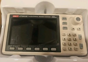 UNI-T UTG932E - Handheld Function/Arbitrary Waveform Generator (2 Channels / 30 - Picture 1 of 4