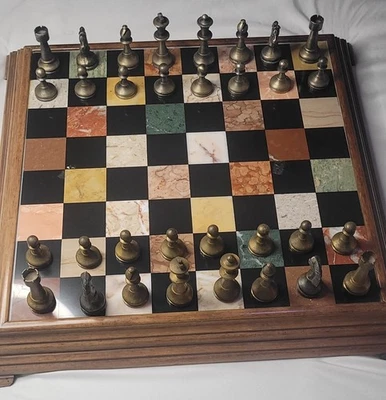 échiquier ancien,plateau En Marbre,pièces En Bronze,et En laiton - Photo 1/4