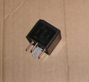 RELÈ 4 PIN MULTIUSO FORD ORIGINALE NERO - MOLTI MODELLI - 5M5T14B192CA - Foto 1 di 3