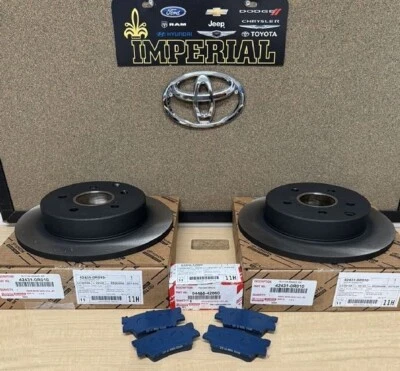 TOYOTA RAV4 2006-2018 NUEVO KIT DE ROTORES DE FRENO Y PASTILLAS DE FRENO TRASERO GENUINO OEM Foto 1 de 4