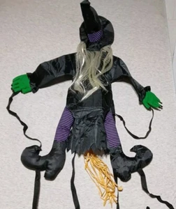 Crashing Witch Into Tree Halloween Yard Decoration Hanging Crashed Witch Props - Foto 1 di 2