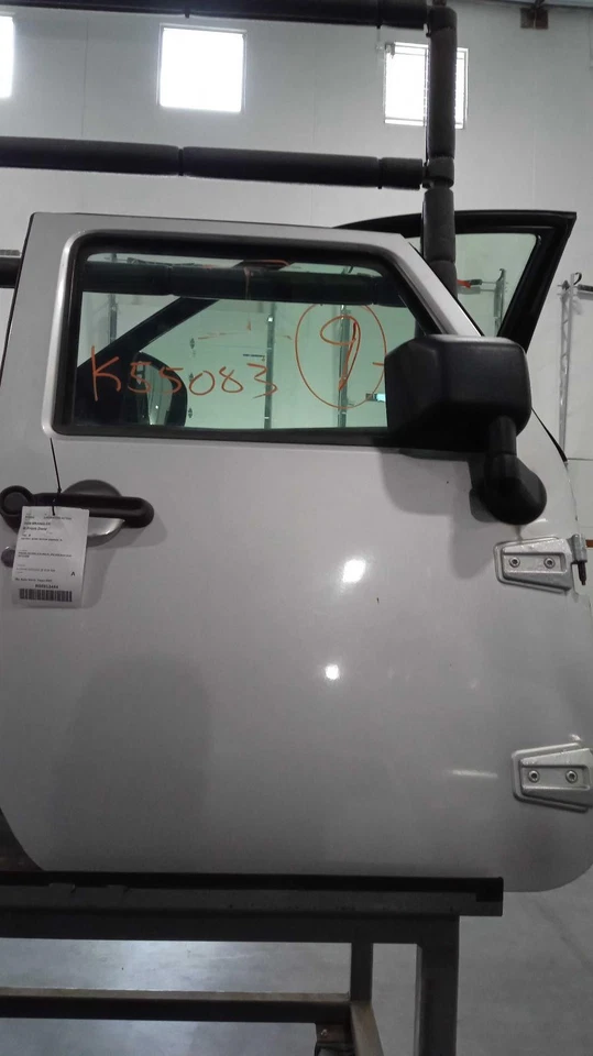 Jeep Wrangler 2008 puerta delantera derecha plateada fabricante de equipos originales usado 304340 183 k millas Foto 1 de 4