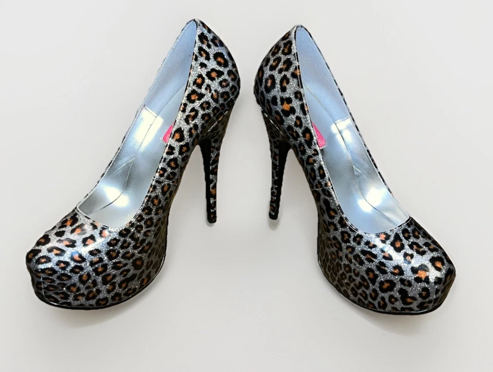 Bomba de plataforma Bordello plateada con patrón de guepardo perlado, talla 8 - NUEVA Foto 1 de 4