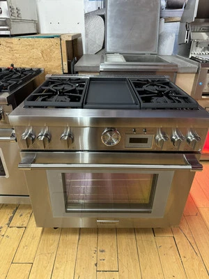 Estufa de gas Thermador Pro Grand Professional Series 36 pulgadas con plancha PRG364WDG Foto 1 de 4