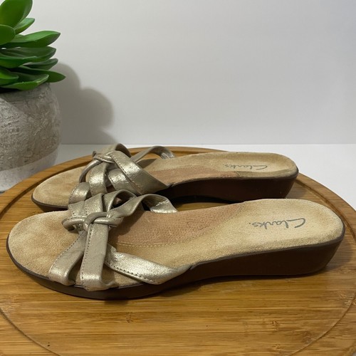 Sandali Clarks con zeppa in pelle metallizzata dettagli nodo oro slide taglia 8M