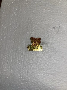 1989 Those Who Care Teach Emaille Anstecknadel Fund Ware Schule Lehrer Erzieher - Bild 1 von 3