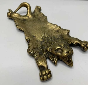 Vintage Brass Lion Skin Rug Desktop Pin Dish Card Tray Peerage England Sculpture - Picture 1 of 7